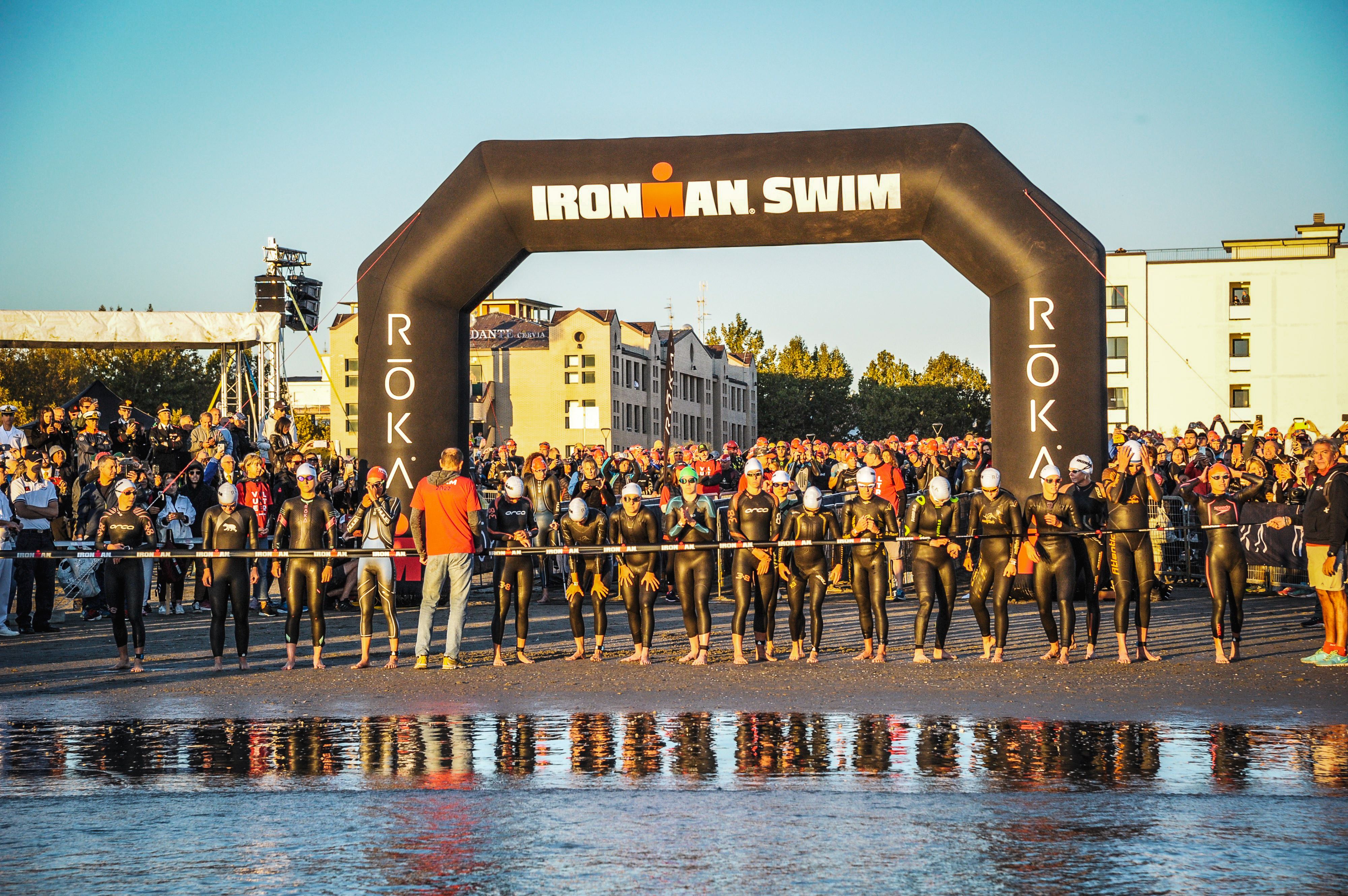 Zawodnicy przed startem pływackim pod bramą Ironman Swim