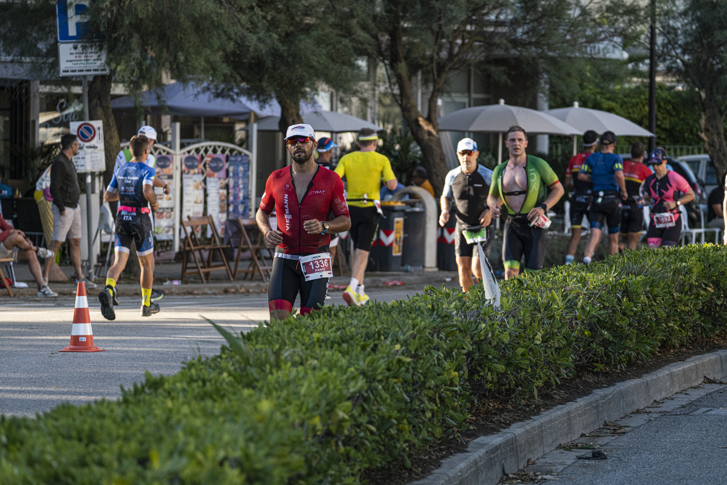 Triathloniści biegnący po ulicy podczas zawodów