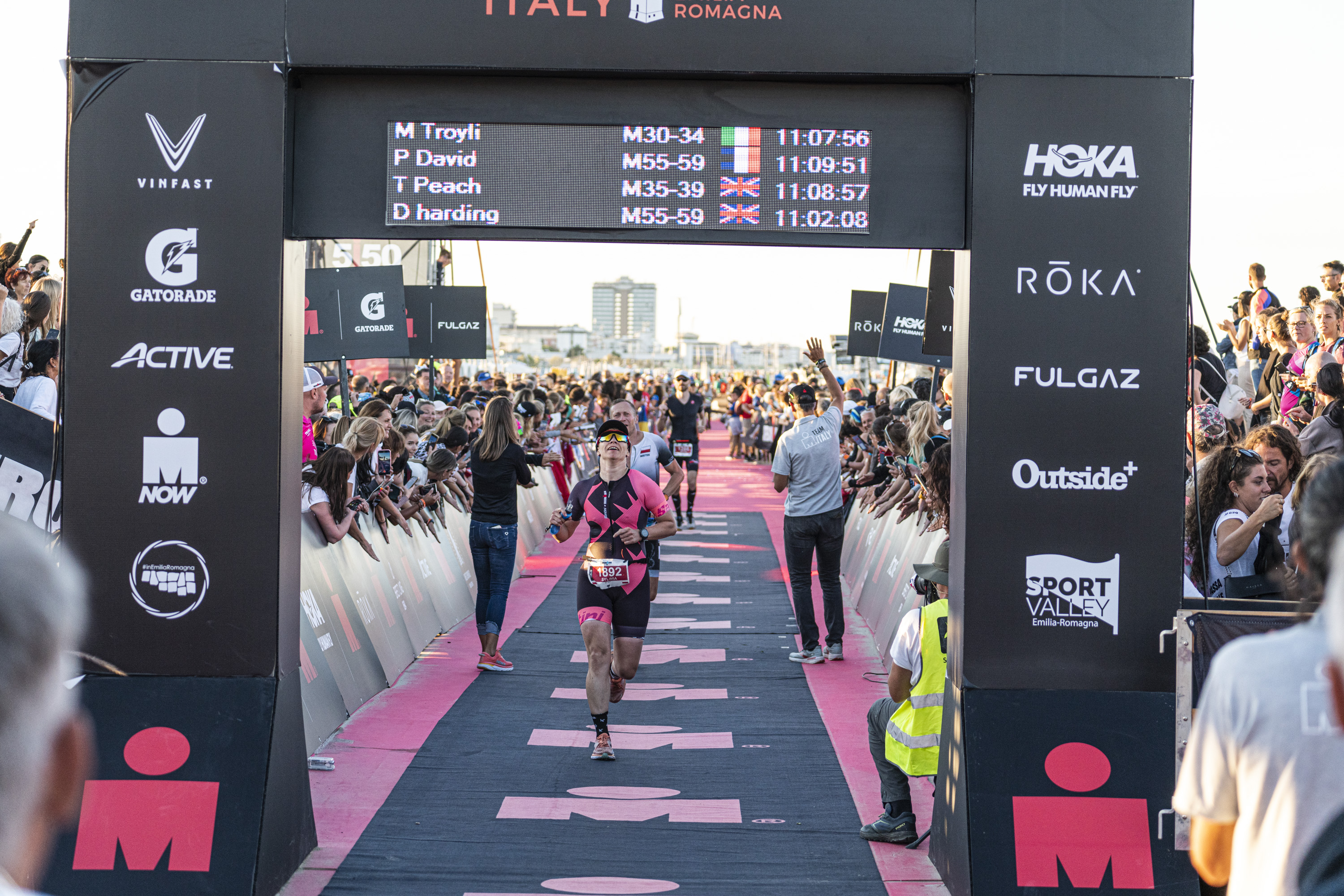 Triatlonista przekraczający linię mety Ironman