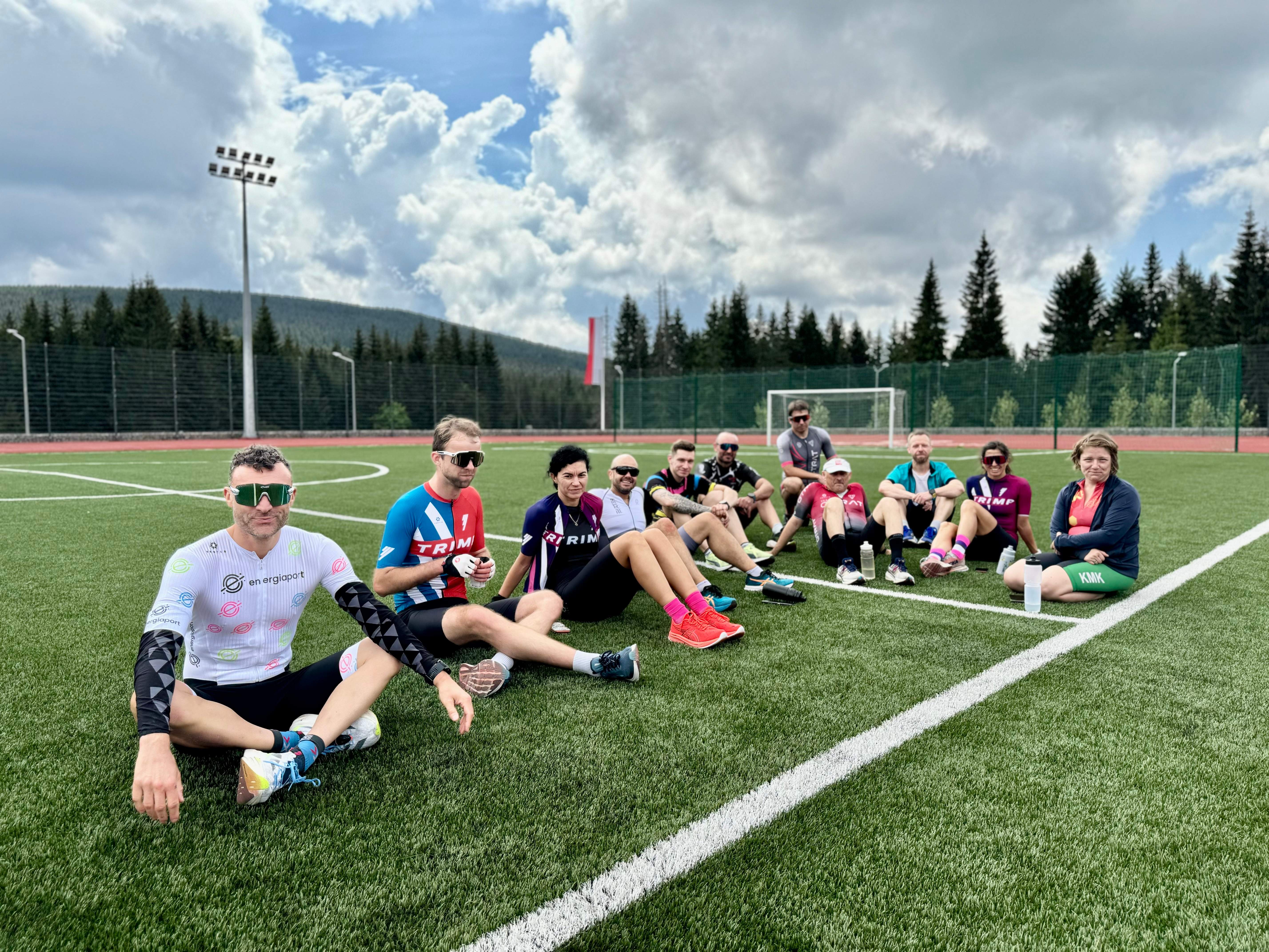 Sportowcy na polu w Szklarskiej Porębie