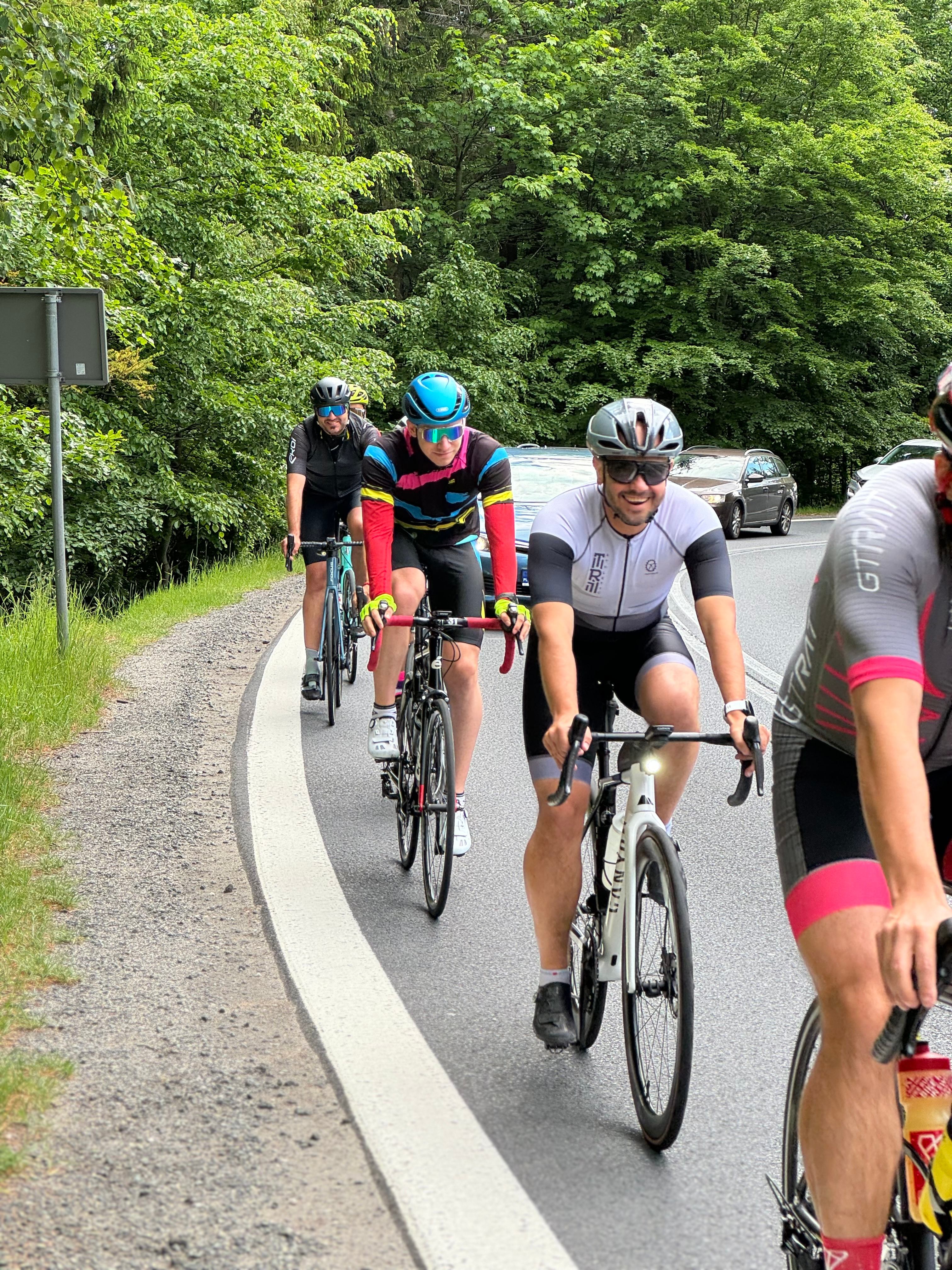 Grupa rowerzystów w Szklarskiej Porębie